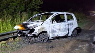 Ruta 39: un auto chocó contra el guardarrail y se incendió por completo