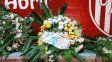 Video e imágenes: dejaron coronas de flores con mensajes en la sede de Unión