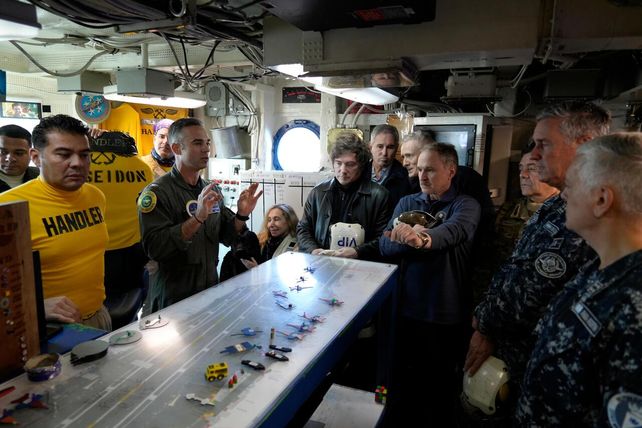 Todas las imágenes de la visita de Milei al portaaviones estadounidense USS Nimitz en Mar del Plata