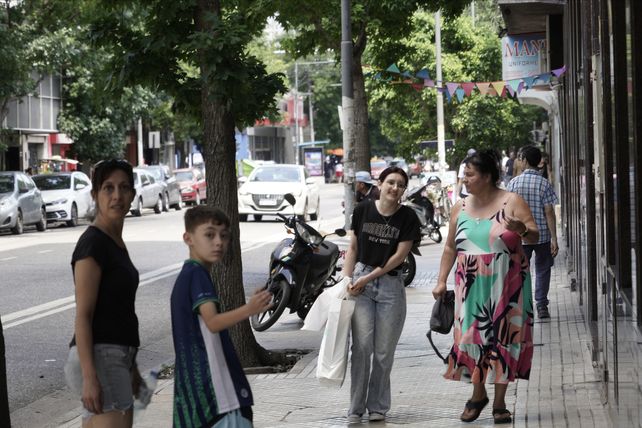 Comercios y gente de compras
