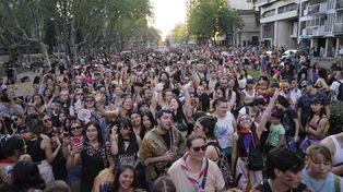 La multitudinaria marcha de integrantes de la comunidad LGTBIQA+ por las calles de la ciudad.