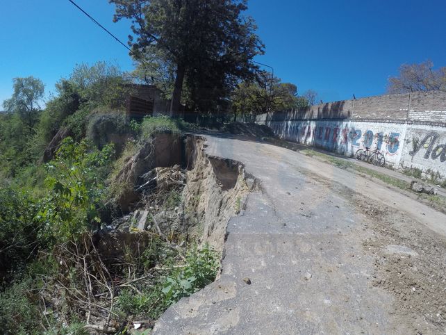 La barranca de calle Osinalde se comió una mano de la arteria