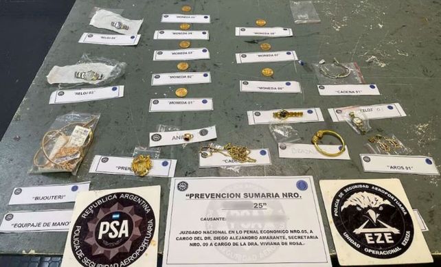 La azafata contrabandeaba joyeas y relojes de alta gama.