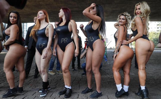 Las candidatas a Miss Bumbum causan revuelo en calles de Brasil