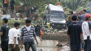 Mueren al menos 50 personas tras rotura de un dique en Indonesia