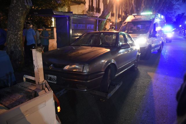Remitido. El Renault 19 del joven de 25 años que chocó dos autos estacionados en Oroño y San Lorenzo.
