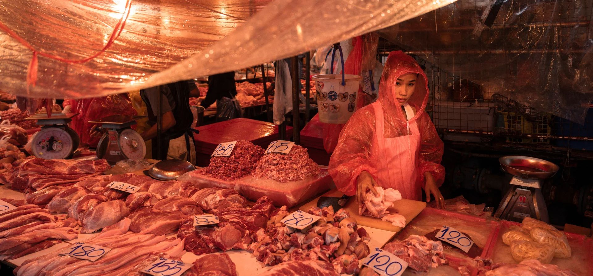Una tormenta en el mercado de Khlong Toei, Bangkok, Tailandia. Fotografía: Chanakarn Laosarakham/AFP/Getty Images Una tormenta en el mercado de Khlong Toei, Bangkok, Tailandia. Fotografía: Chanakarn Laosarakham/AFP/Getty Images