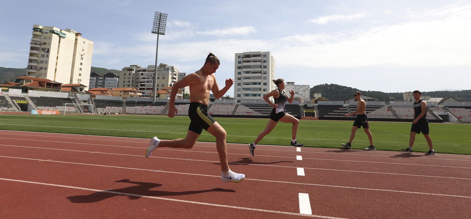Los atletas ucranianos Oleksander Titarenko, a la izquierda, y Hanna Tkachova practican durante una sesión en el estadio Elbasan Arena en Elbasan, a unos 45 kilómetros al sur de Tirana, Albania. Después de huir de una zona de guerra, un grupo de jóvenes atletas ucranianos de pista y campo se han puesto a salvo en Albania.