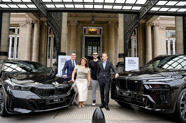 Ivana Dip y Leandro Larregina, junto a Barili y Diego Leuco, usuarios e influencers de la marca BMW