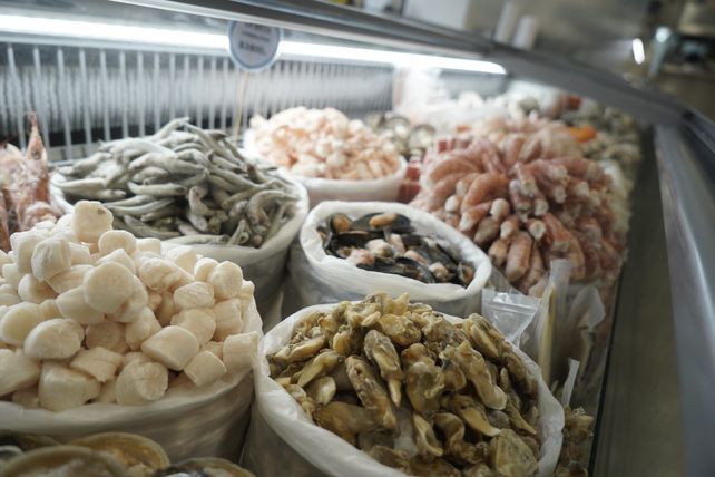 El negocio cuenta con variedad de mariscos frescos que se venden a granel.
