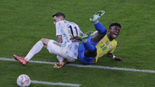 El argentino Ángel Di María, a la izquierda, y el brasileño Vinicius Junior caen durante la final de la Copa América en el estadio Maracaná de Río de Janeiro, Brasil, el sábado 10 de julio de 2021 (AP Photo / Silvia Izquierdo).