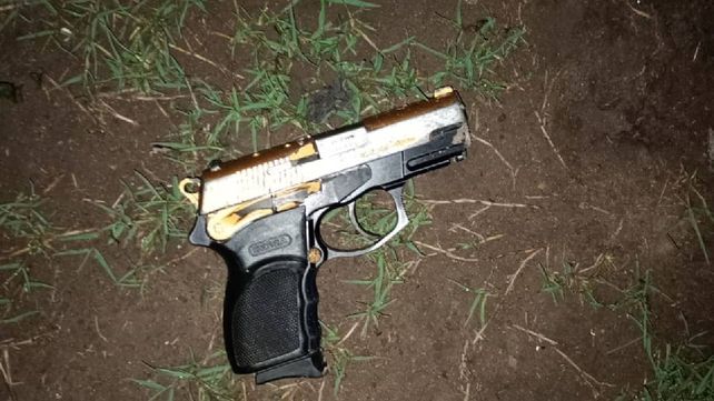 Una de las armas calibre 9 milímetros usadas en el ataque al chofer que se incautaron tras la persecución policial.&nbsp;