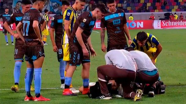 Mateo Pellegrino deberá ser operado tras el duro golpe que sufrió frente a Central. Foto Captura de TV