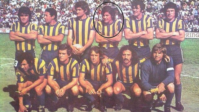 Daniel Vicente Aricó (círculo) logró los torneos del 71 y 73 con la entidad canalla.
