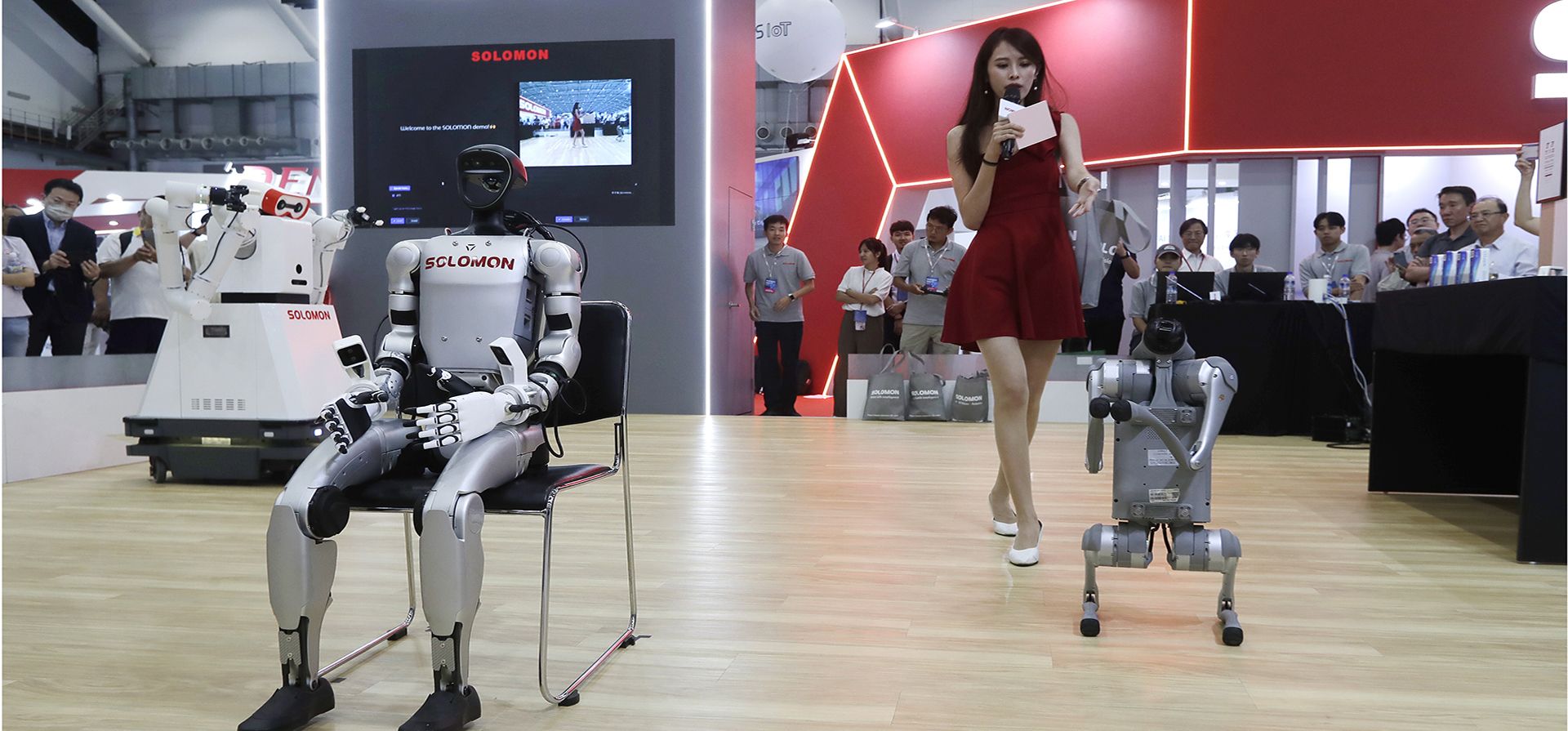 J. J. O. Dochartaigh, miembro de la banda irlandesa Kneecap, llega para apoyar a su compañero Liam Óg Ó hAnnaidh, también conocido como Mo Chara, en el Tribunal de Magistrados de Westminster, Londres, el miércoles 20 de agosto de 2025. Ó hAnnaidh está acusado de un delito de terrorismo por exhibir una bandera en apoyo a Hezbolá durante una actuación con la banda en noviembre de 2024. (Foto AP/Joanna Chan) J. J. O. Dochartaigh, miembro de la banda irlandesa Kneecap, llega para apoyar a su compañero Liam Óg Ó hAnnaidh, también conocido como Mo Chara, en el Tribunal de Magistrados de Westminster, Londres, el miércoles 20 de agosto de 2025. Ó hAnnaidh está acusado de un delito de terrorismo por exhibir una bandera en apoyo a Hezbolá durante una actuación con la banda en noviembre de 2024. (Foto AP/Joanna Chan)