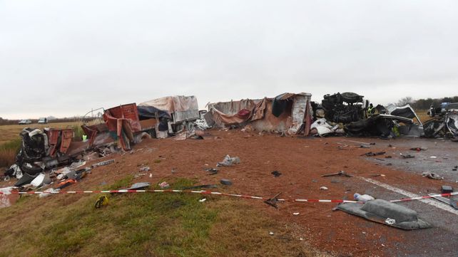 Los camiones quedaron totalmente destruidos sobre la autopista.&nbsp;