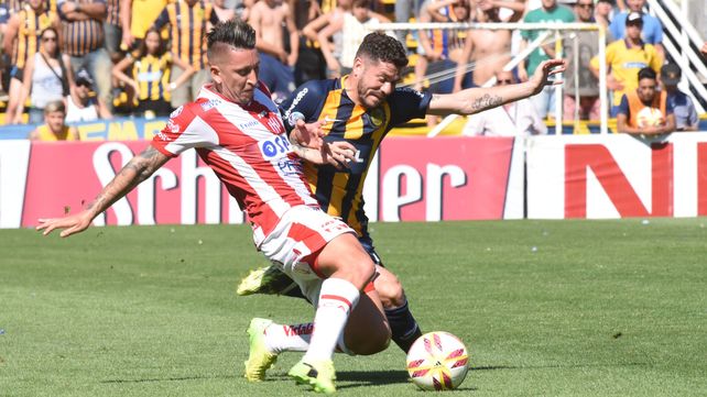 Damián Martínez disputa la pelota cuerpo a cuerpo con José Luis Fernández.