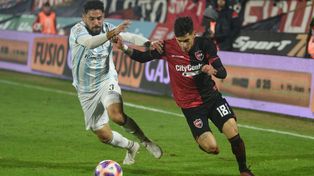 Las corridas de Aguirre en el primer tiempo fueron el principal recurso ofensivo de Newells, que se alejó de las copas.