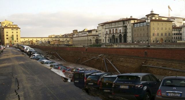 Un desplazamiento de tierra se traga una veintena de autos y deja un socavón de 200 metros en el centro de Florencia