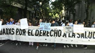 Los profesionales de la salud realizaron un abrazo solidario para pedir mayor seguridad en el Hospital Provincial.