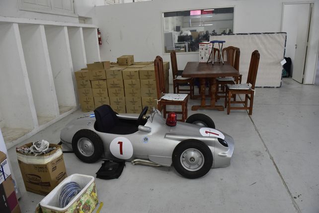 Entre los bienes secuestrados se cuenta una réplica de uno de los autos de carrera de Juan Manuel Fangio.&nbsp;