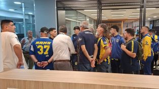 Hinchas de Central varados en el aeropuerto de Rosario: impaciencia y falta de respuestas