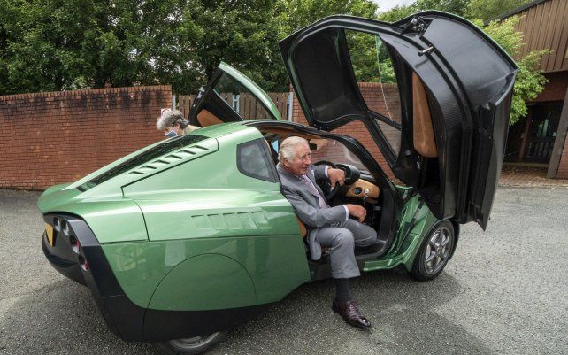 El príncipe Carlos de Gran Bretaña sale de un automóvil de hidrógeno Rasa después de una prueba de manejo, durante una visita a Riversimple, un fabricante de automóviles de hidrógeno, en Llandrindod Wells, Gales.