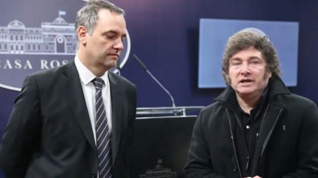 El presidente Javier Milei se aferra al jefe de Gabinete