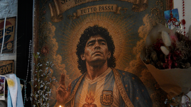 Martín y Emilia cuentan que muchos de los que los visitan les agradecen el trabajo que hicieron al decorar la pizzería con tantas referencias a Maradona.