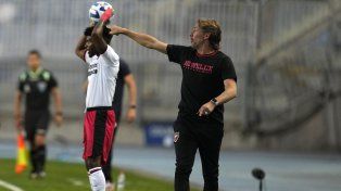 Gabriel Heinze da indicaciones, con Mosquera a punto de sacar un lateral. Newells traho un gran triunfo de Chile.