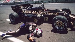 Ninguna imagen más icónica del GP de Dallas de Fórmula 1, que la de Nigel Mansell desmayado en el pavimento tras intentar llevar su Lotus a la meta empujándolo, en un domingo de calor insoportable.
