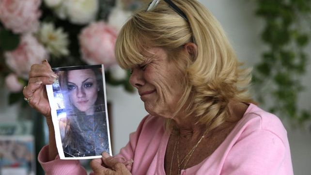 Una madre llora el fallecimiento de su hija.