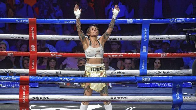 Débora Dionicius festeja con todo el triunfo ante La Tigresa Acuña en el Luna.