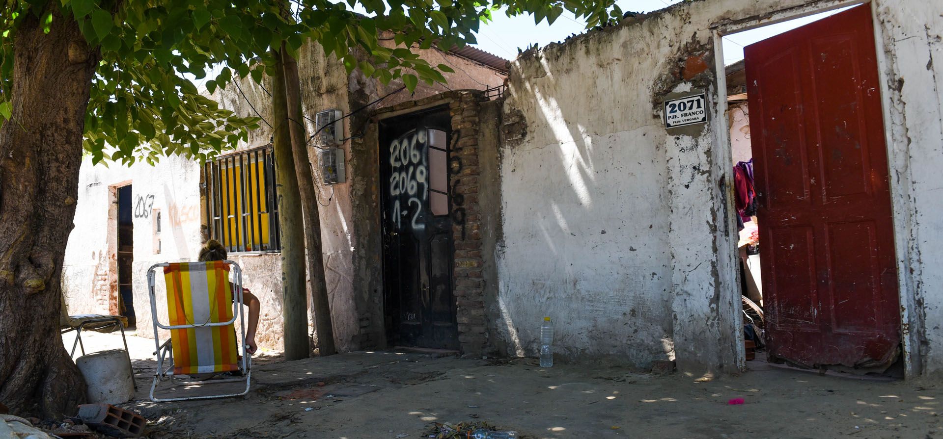 Asesinaron a una mujer en barrio Industrial. Fue en pasaje Franco al 2000. Natalia Longhi era viuda y madre de dos hijos, le golpearon la puerta de su casa y al abrir la mirilla fue ejecutada de dos tiros certeros.