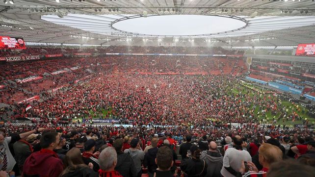 Los hinchas del Bayer Leverkusen invadieron el campo de juego para festejar el primer título de liga de su historia.