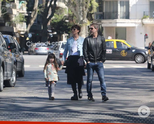 A pesar de la separación, Griselda Siciliani y Adrián Suar pasearon con su hija por Palermo