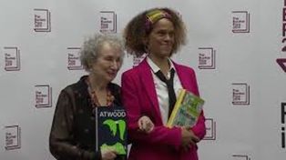 Atwood y Evaristo ganan el Booker Prize