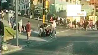 Video: otra feroz pelea entre jóvenes a la salida de un boliche