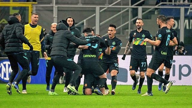 Inter derrotó a Lazio 2-1 y recuperó la punta en la Serie A.