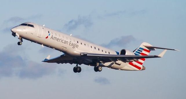 Washington: avión de pasajeros chocó con helicóptero militar y cayeron a un río