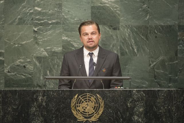 Leonardo DiCaprio dando un discurso sobre el cambio climático en la ONU.