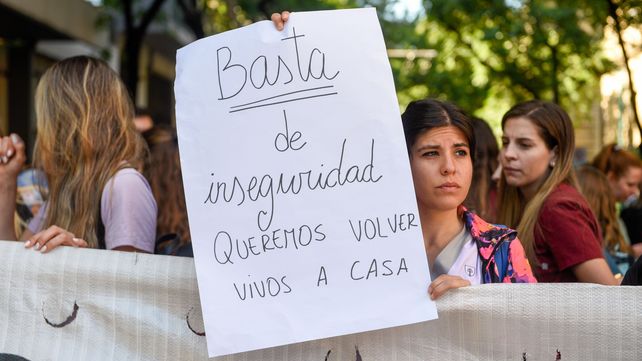 Tras el crimen del policía del Leoncio Bermúdez motivó un abrazo solidario al Hospital Provincial por el personal de salud.