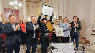 Monchito Merlo recibió el reconocimiento del Senado con evidente emoción y agradeció el acompañamiento del público y su familia.