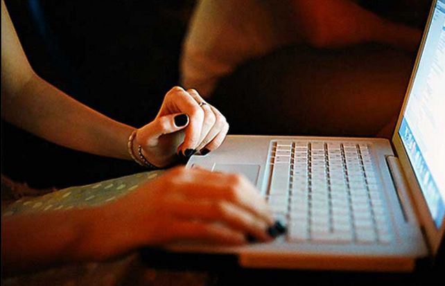 La chica contactó por facebook la presunta cita laboral