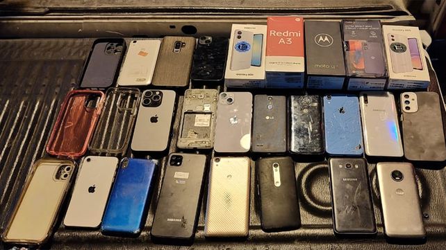 Los celulares hallados en el interior de la vivienda. Se investiga si fueron&nbsp; robados.&nbsp;
