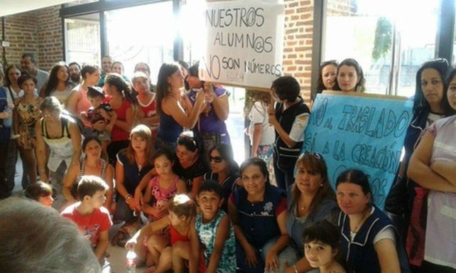 no son números. La comunidad educativa y el gremio buscan mantener el cargo en la escuela.