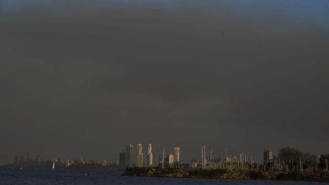 Así lucía el cielo de Rosario durante la tarde del sábado por la intensa humareda proveniente de las islas entrerrianas.