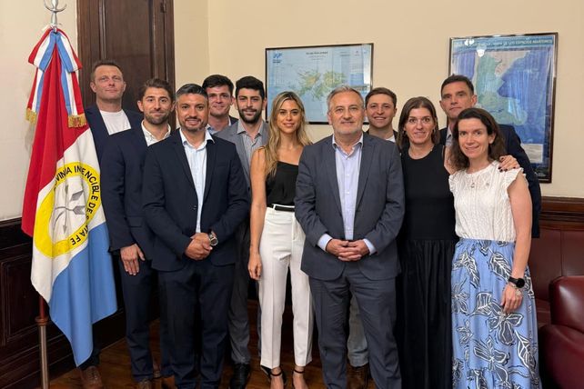 El senador subrayó la importancia de trabajar junto a las nuevas generaciones del sector empresarial.