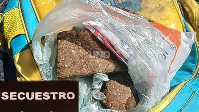 Cayó preso con pedazos de ladrillos de marihuana en el B° Yapeyú