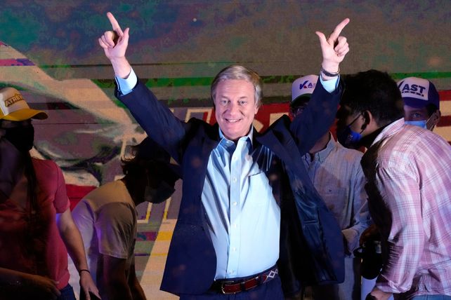 FESTEJO. El candidato José Antonio Kast celebra su triunfo en primera vuelta la noche del domingo del 21 de noviembre pasado.